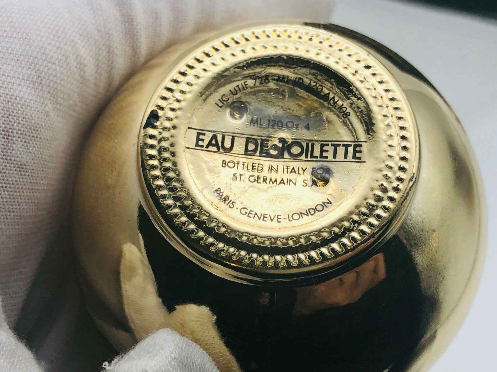 Bottiglia di profumo Passport St Germain con etichetta dorata e design elegante