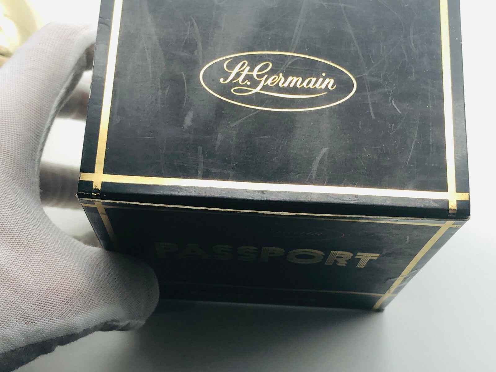 Scatola di Profumo Passport St Germain, elegante e raffinata con dettagli dorati