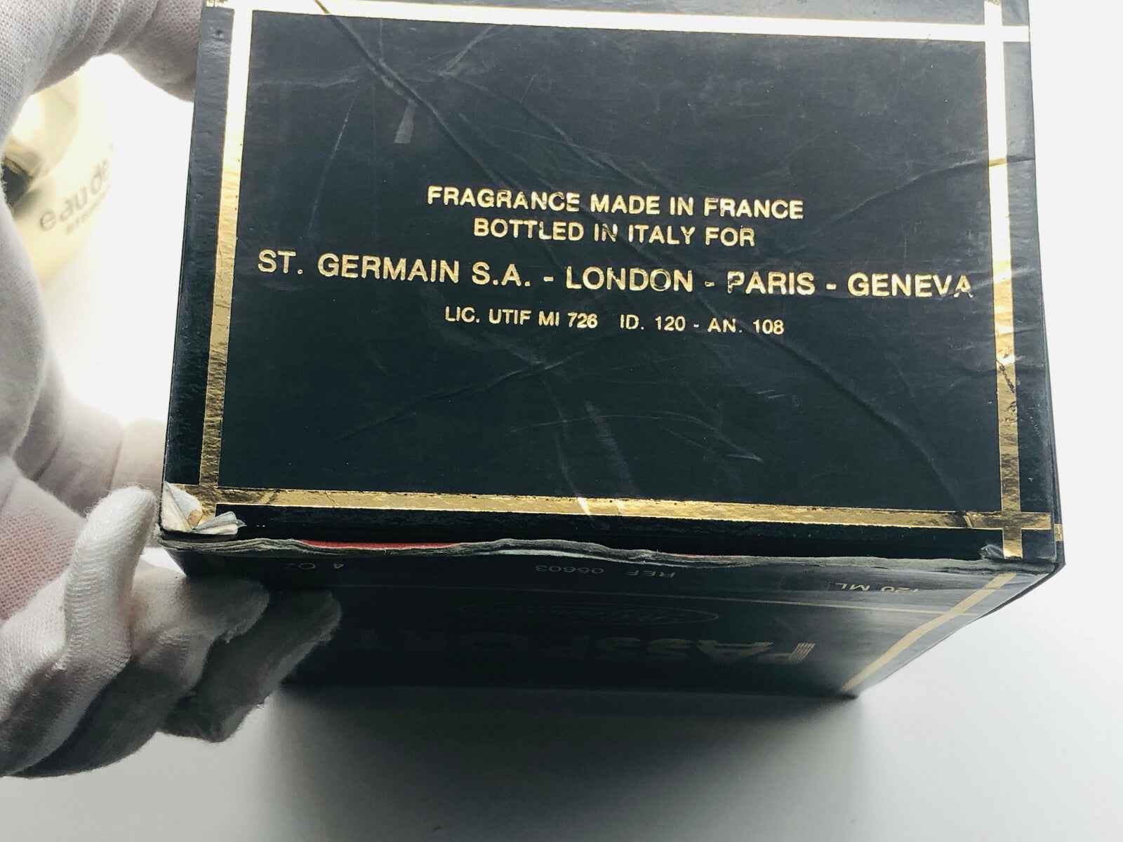 Scatola di profumo Passport St Germain, fabbricata in Francia, con dettagli di produzione per l'Italia e altre città.