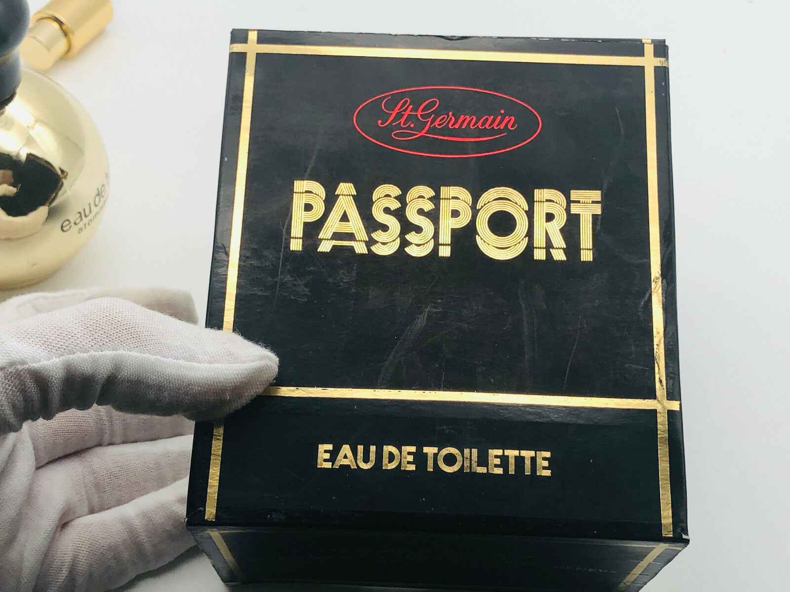 Confezione del profumo Passport St Germain, Eau de Toilette in un design elegante e sofisticato