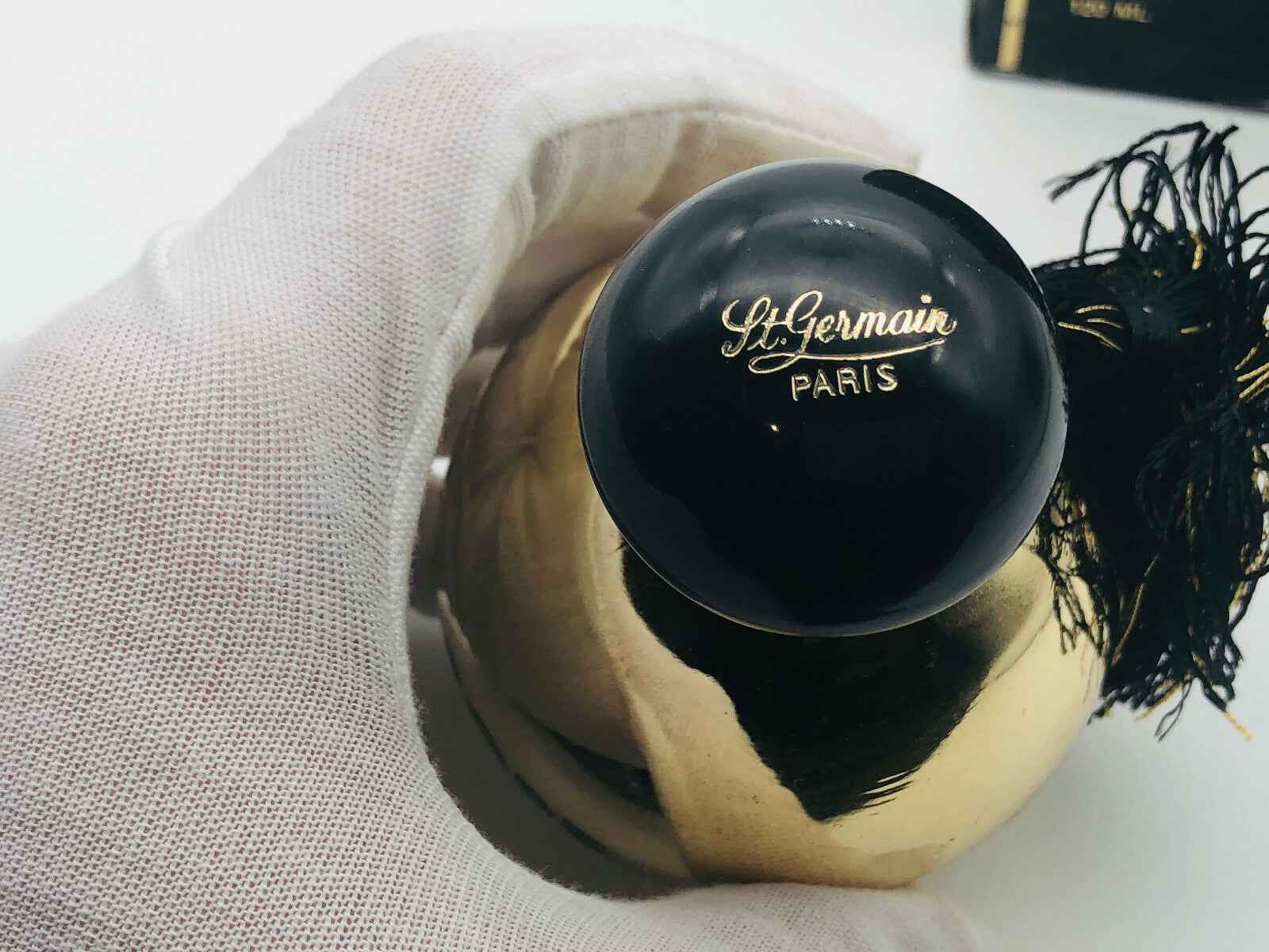 Profumo Passport St Germain con tappo nero lucido e dettaglio dorato, elegante e raffinato