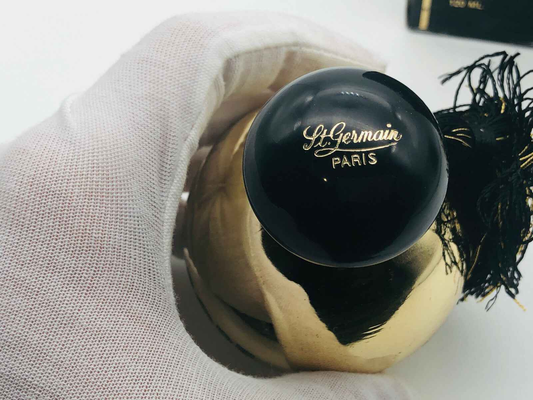 Profumo Passport St Germain con tappo nero lucido e dettaglio dorato, elegante e raffinato