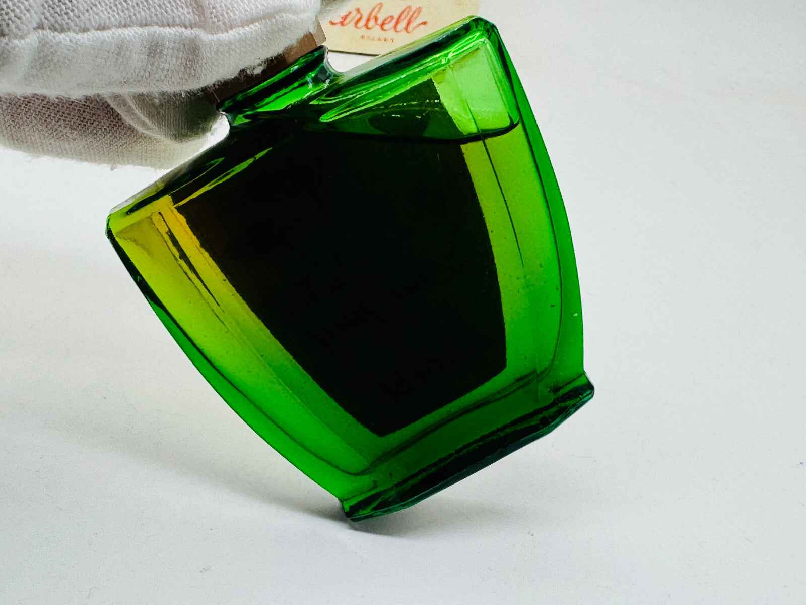 Flacone di profumo Pino Arbell di colore verde con design elegante e moderno