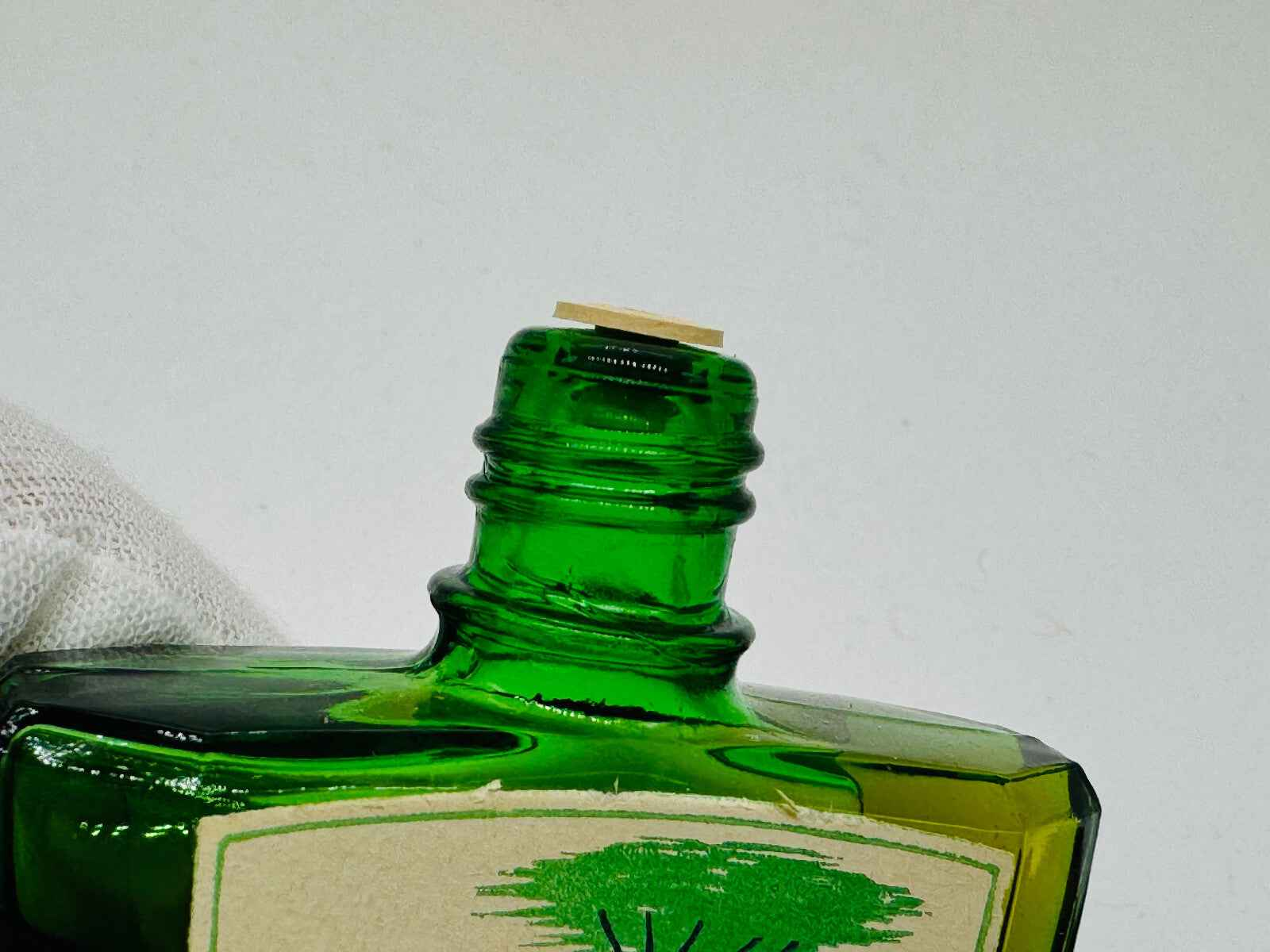 Flacone di Profumo Pino Arbell con tappo in legno, raffinato e aromatico