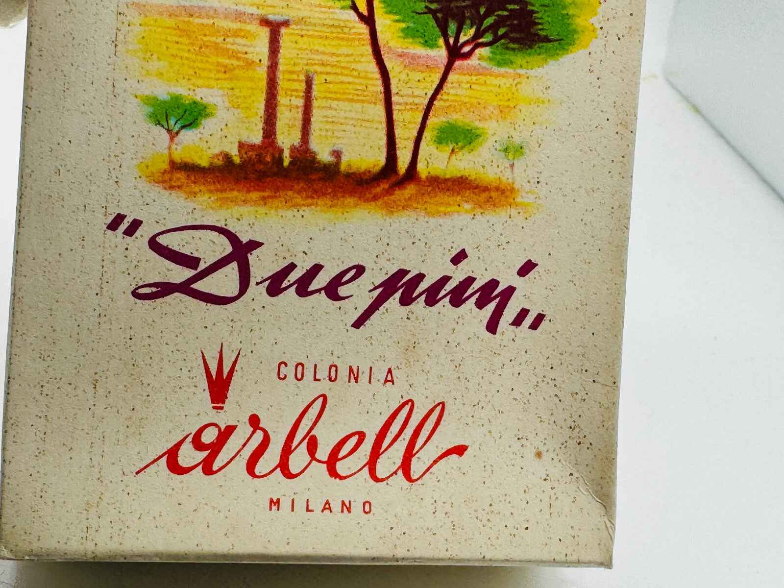 Scatola del profumo Pino Arbell con design vintage e paesaggio naturale