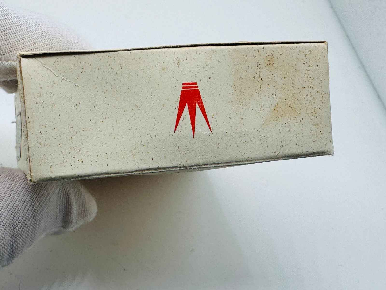 Scatola del Profumo Pino Arbell con design semplice e logo distintivo