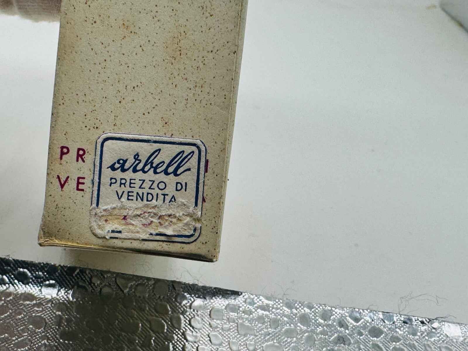 Scatola del profumo Pino Arbell con etichetta di vendità in evidenza