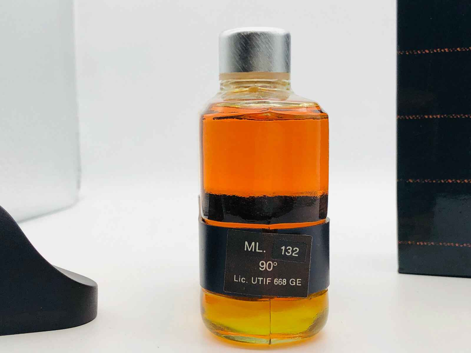 Profumo Quid Sojuz in flacone da 132 ml con tonalità arancione brillante e tappo argentato