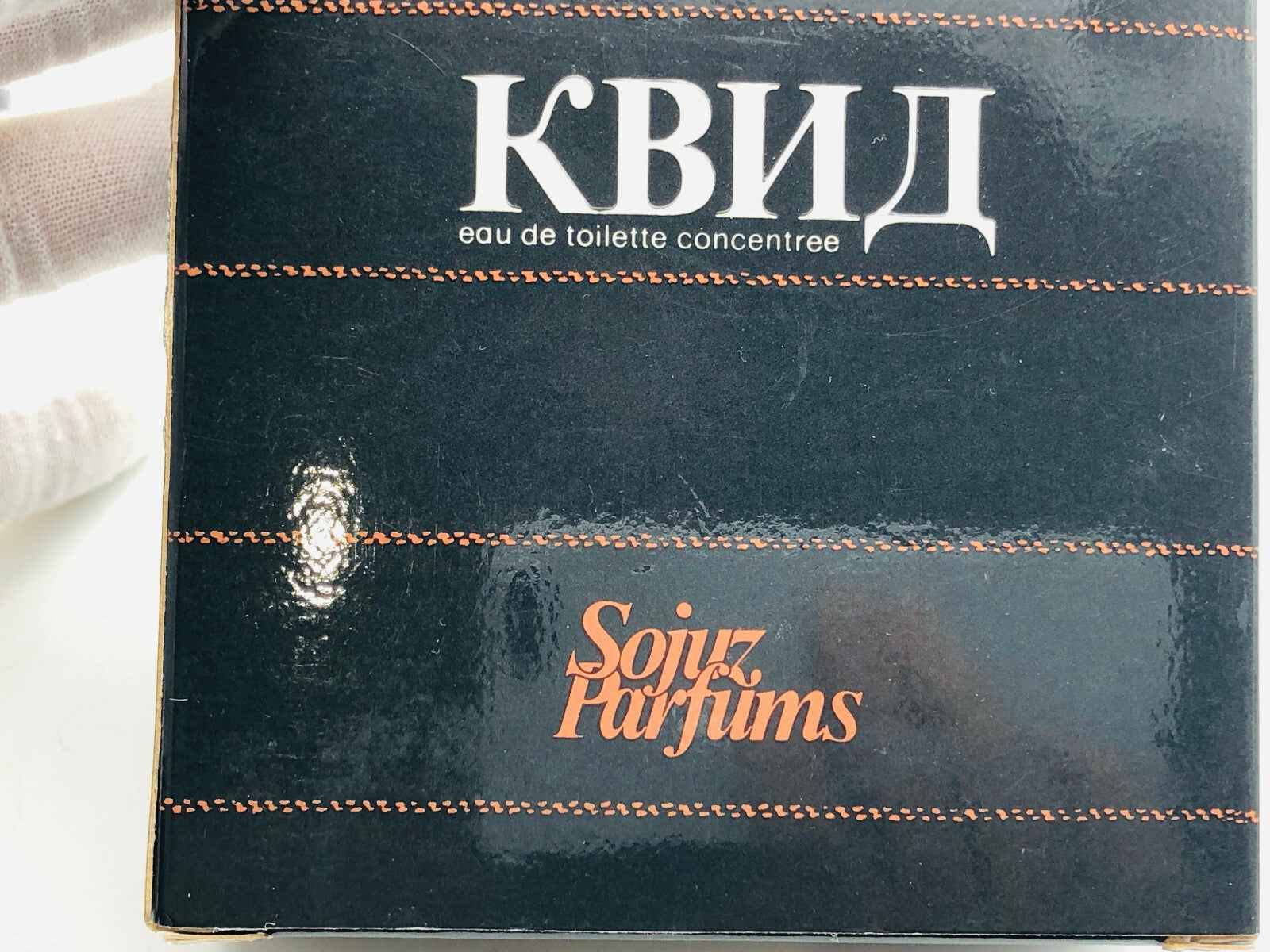 Scatola di profumo Quid Sojuz Parfums con design elegante e dettagli in rilievo