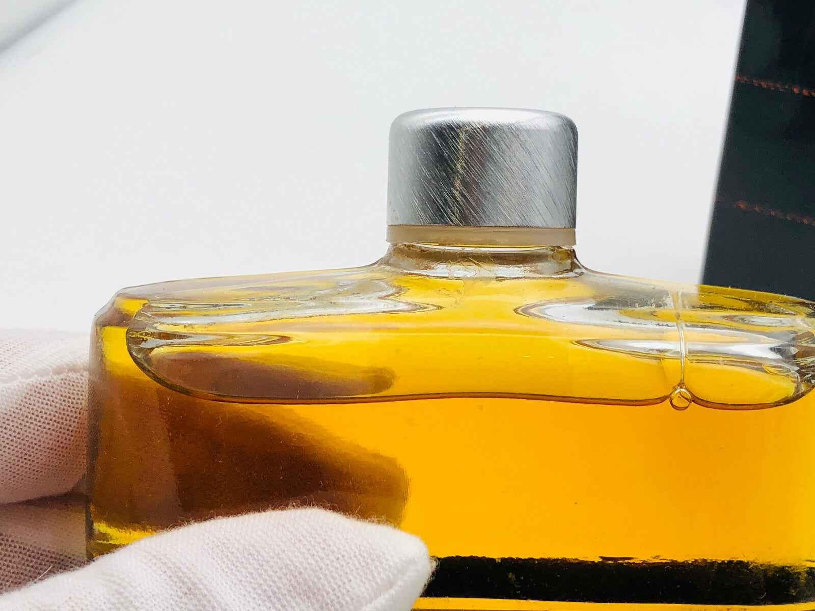 Flacone di profumo Quid Sojuz Parfums con liquido dorato e tappo argentato