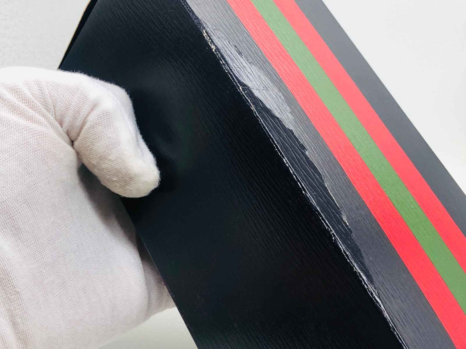 Scatola del profumo Roberta Di Camerino Vintage con strisce verdi e rosse, vista laterale