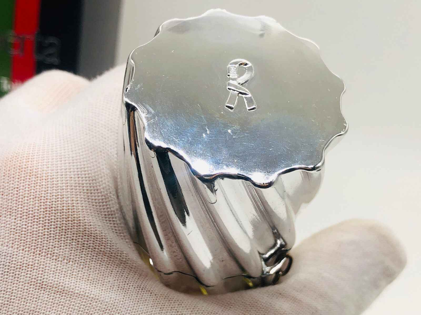 Flacone di profumo Roberta Di Camerino Vintage con tappo in metallo lucido e design elegante