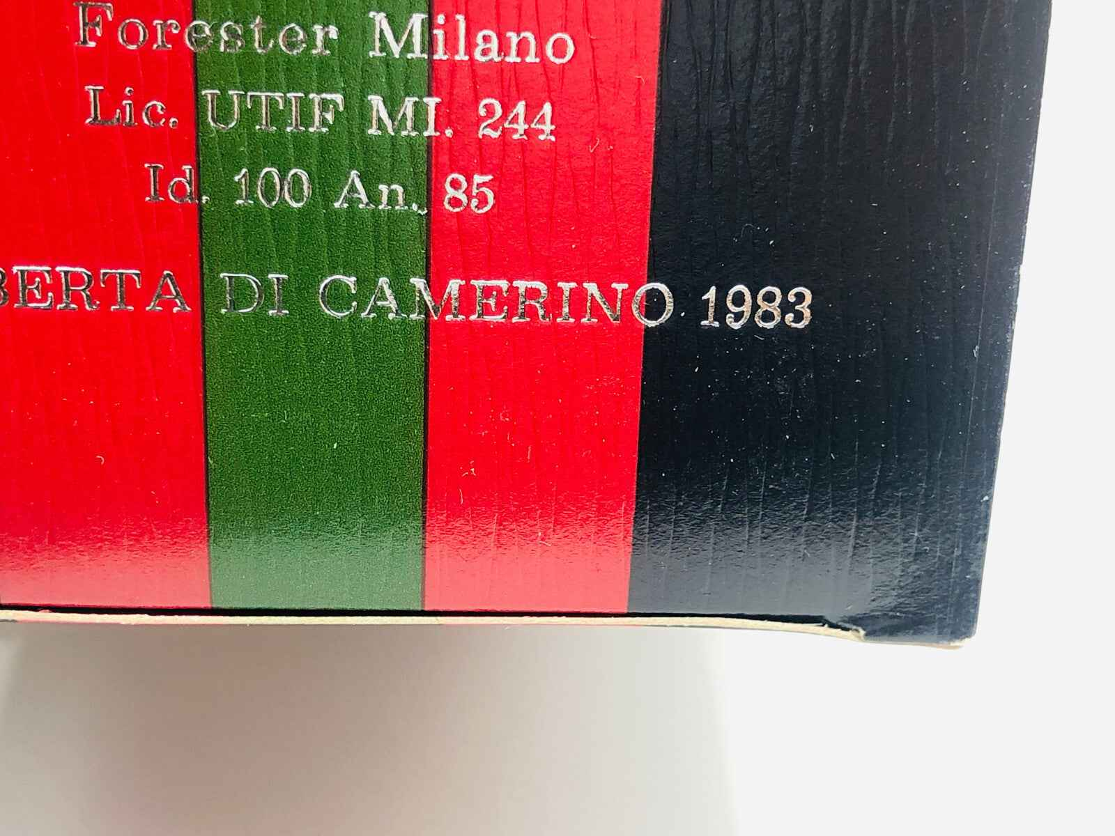Scatola del profumo Roberta Di Camerino Vintage con colori iconici rossi e verdi, anno 1983