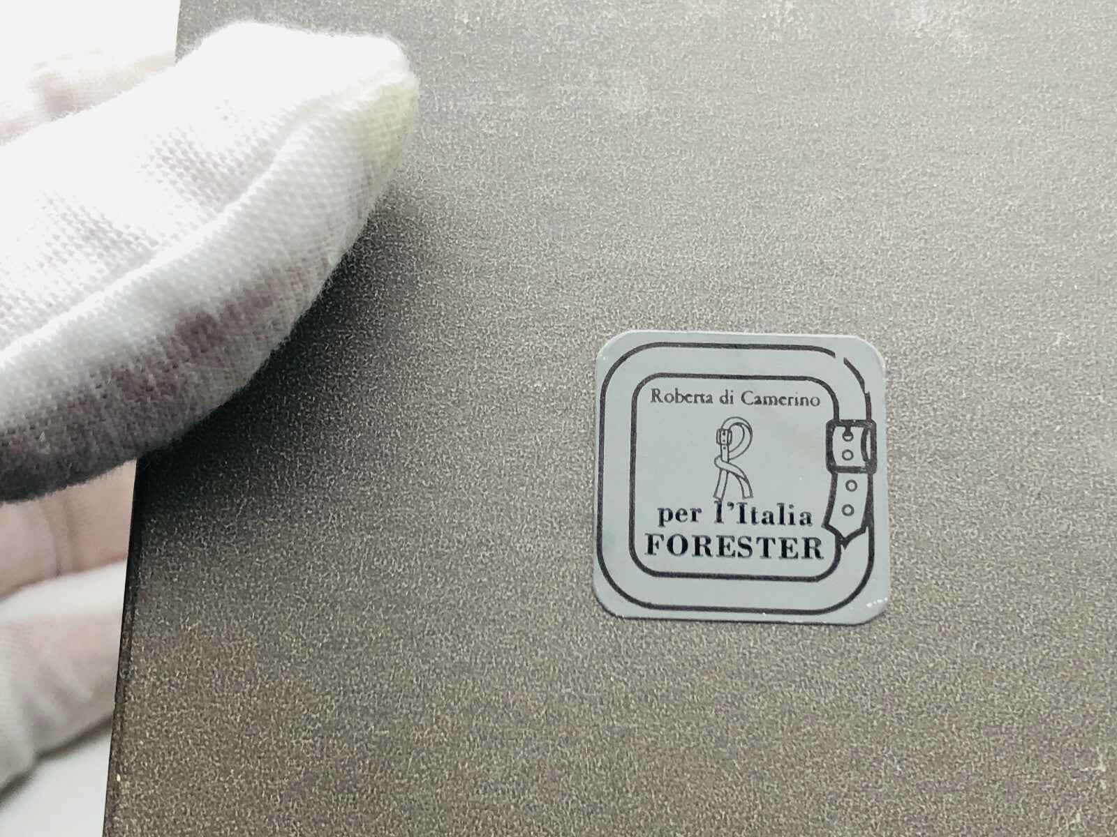 Etichetta del Profumo Roberta Di Camerino Vintage con logo e design distintivo in primo piano