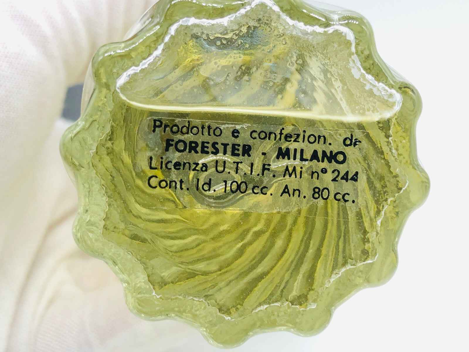 Bottiglia di profumo Roberta Di Camerino Vintage con design elegante e dettagli raffinati