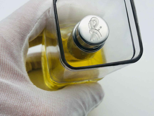 Flacone di profumo Roberta Di Camerino Vintage con tappo distintivo e liquido dorato