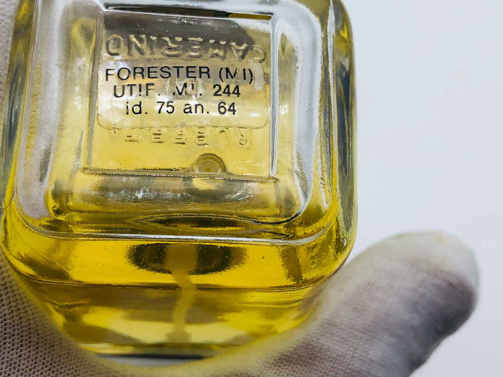 Bottiglia di profumo Roberta Di Camerino Vintage con etichetta e liquido giallo