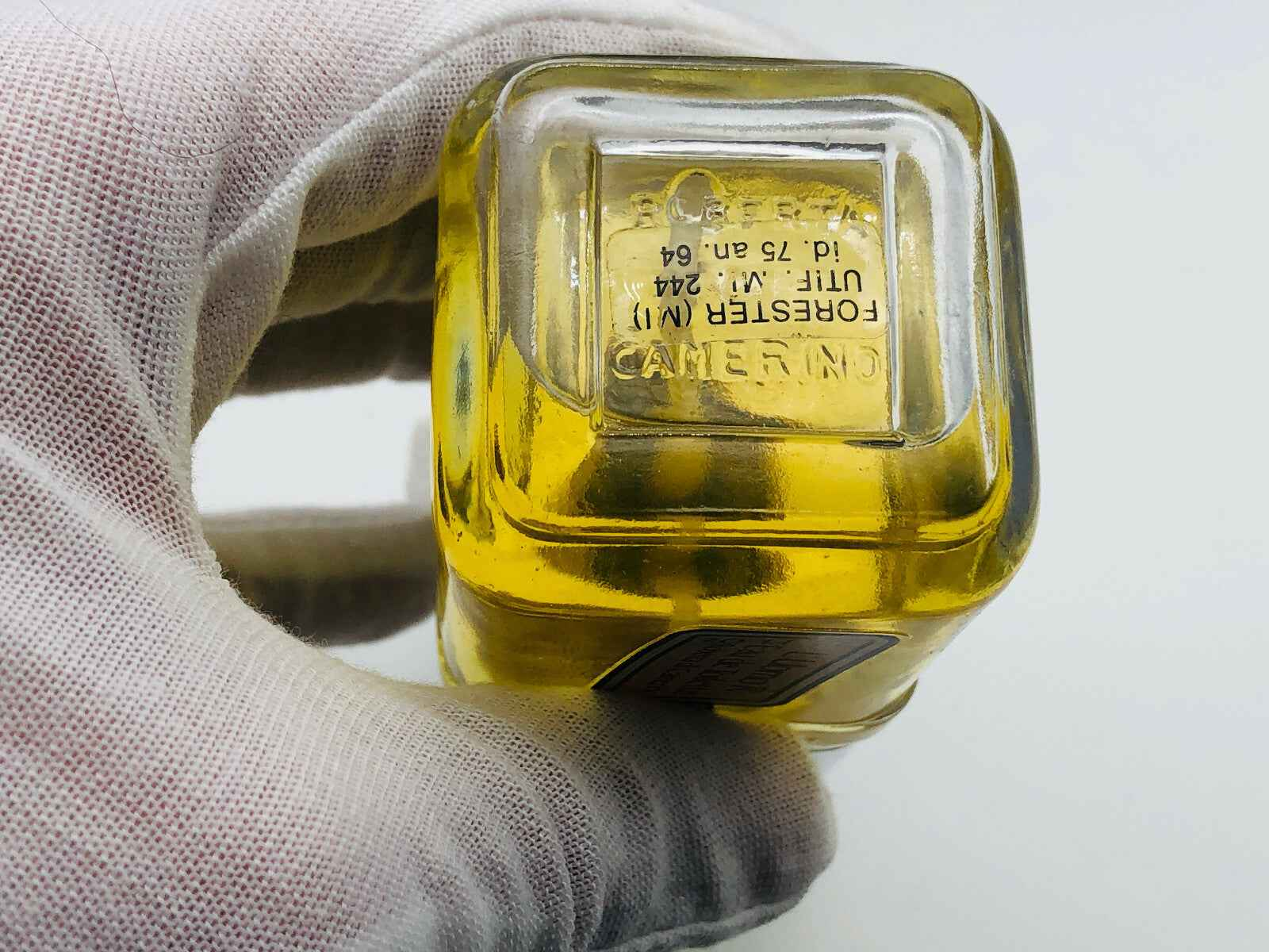 Flacone di profumo Roberta Di Camerino Vintage con etichetta distintiva e colore giallo dorato