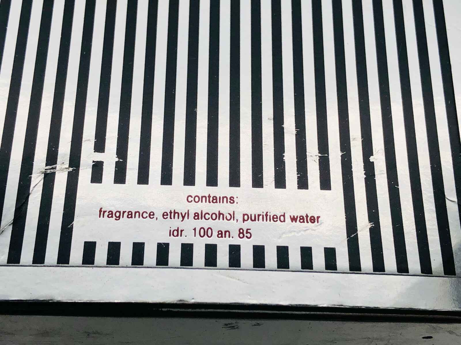 Scatola del profumo Roccobarocco Vintage con strisce nere e bianche e ingredienti visibili