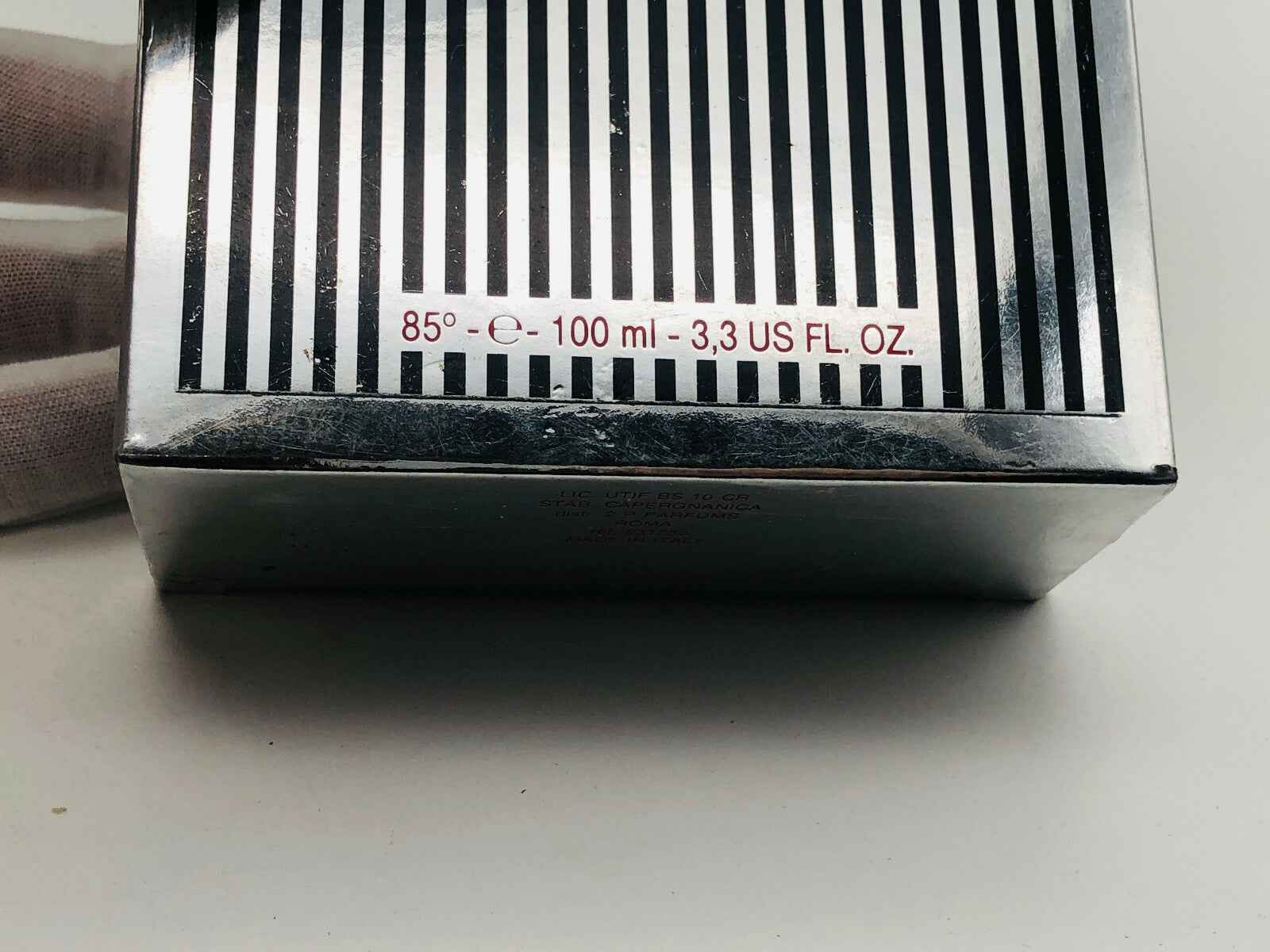 Scatola di Profumo Roccobarocco Vintage da 100 ml con design a righe eleganti