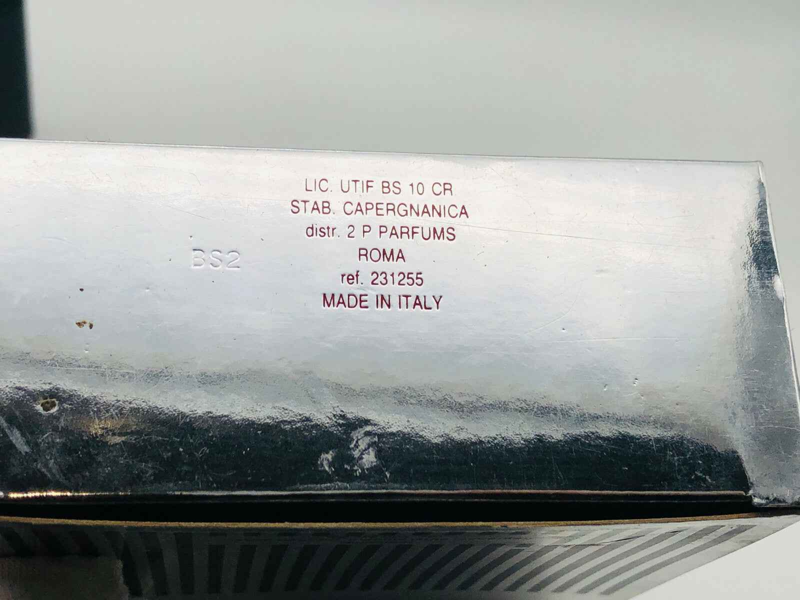 Profumo Roccobarocco Vintage in confezione elegante con dettagli metallici riflettenti