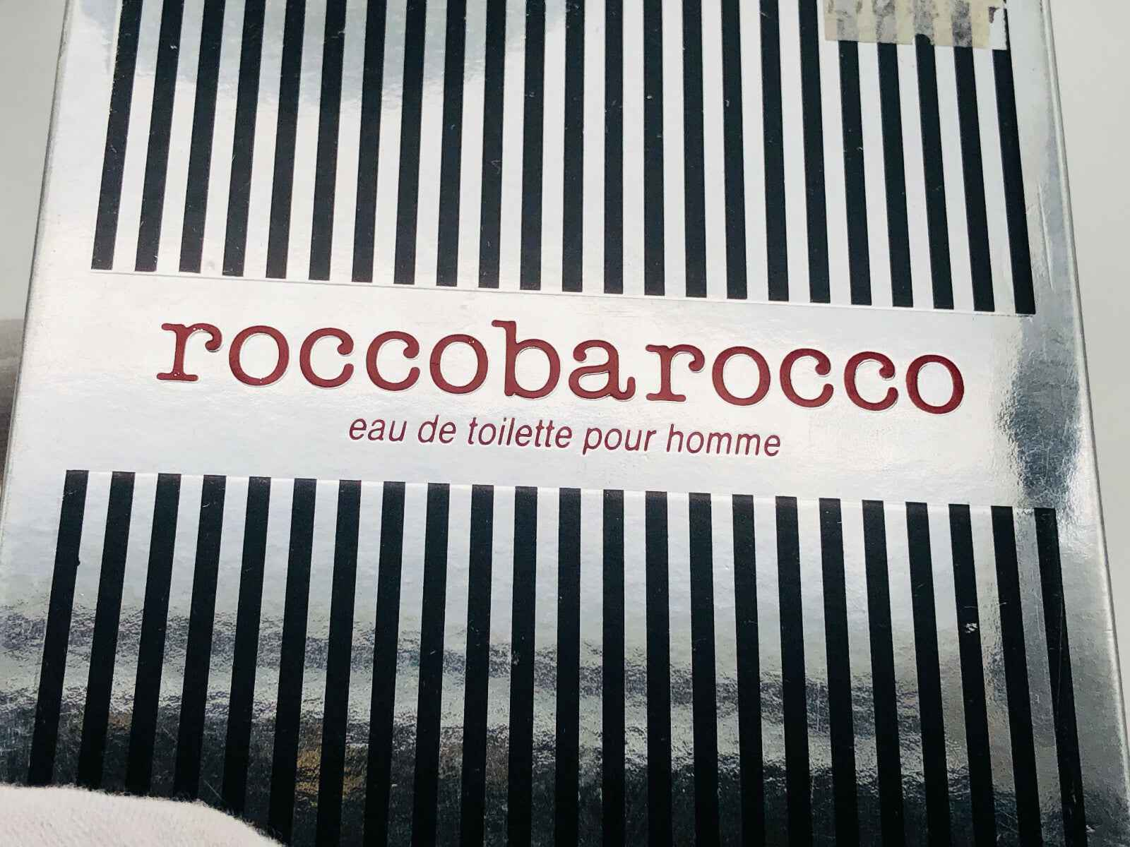 Scatola del profumo Roccobarocco Vintage con strisce bianche e nere per uomo