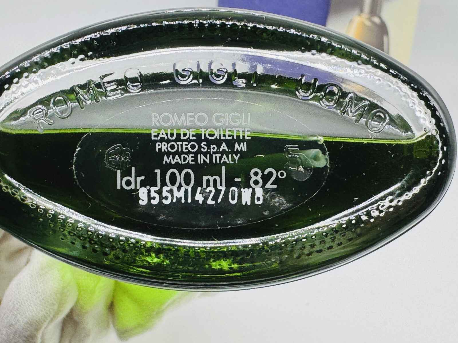 Flacone di profumo Romeo Gigli Uomo Vintage in vetro con etichetta elegante e design raffinato