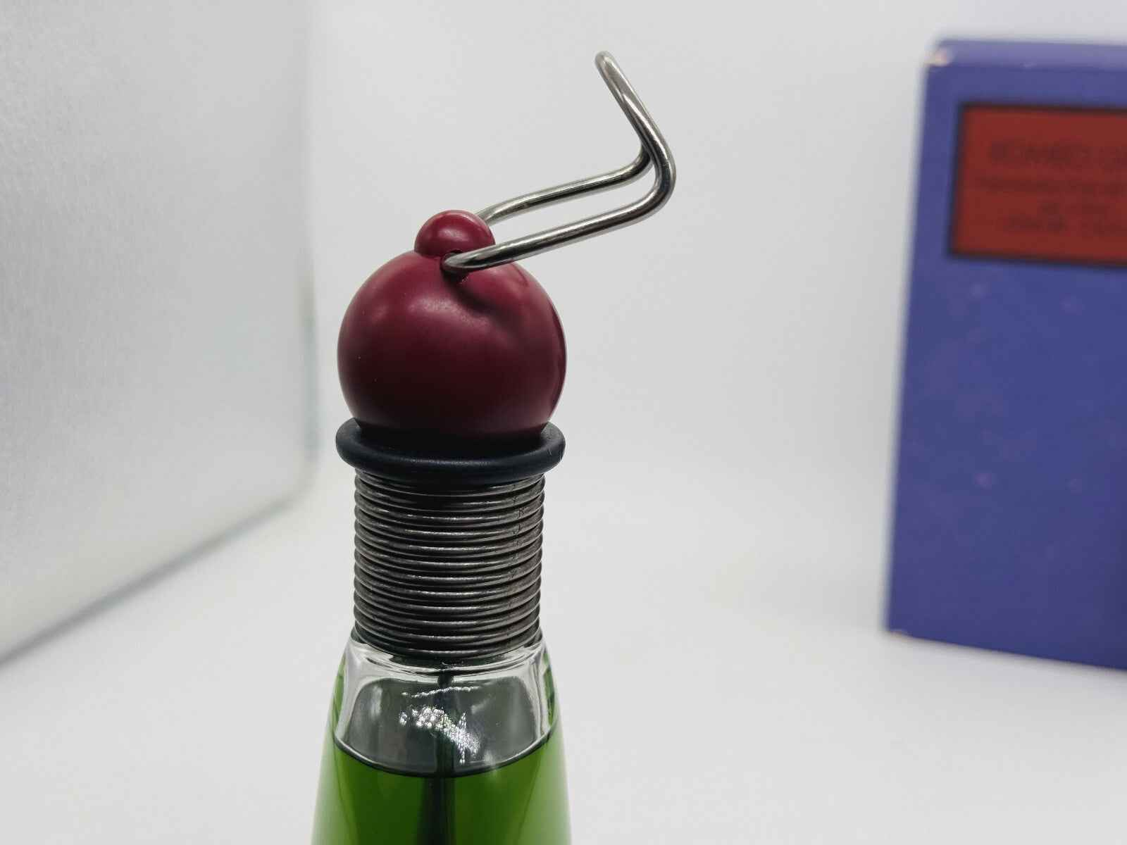 Dettaglio del tappo del profumo Romeo Gigli Uomo Vintage con design elegante e innovativo