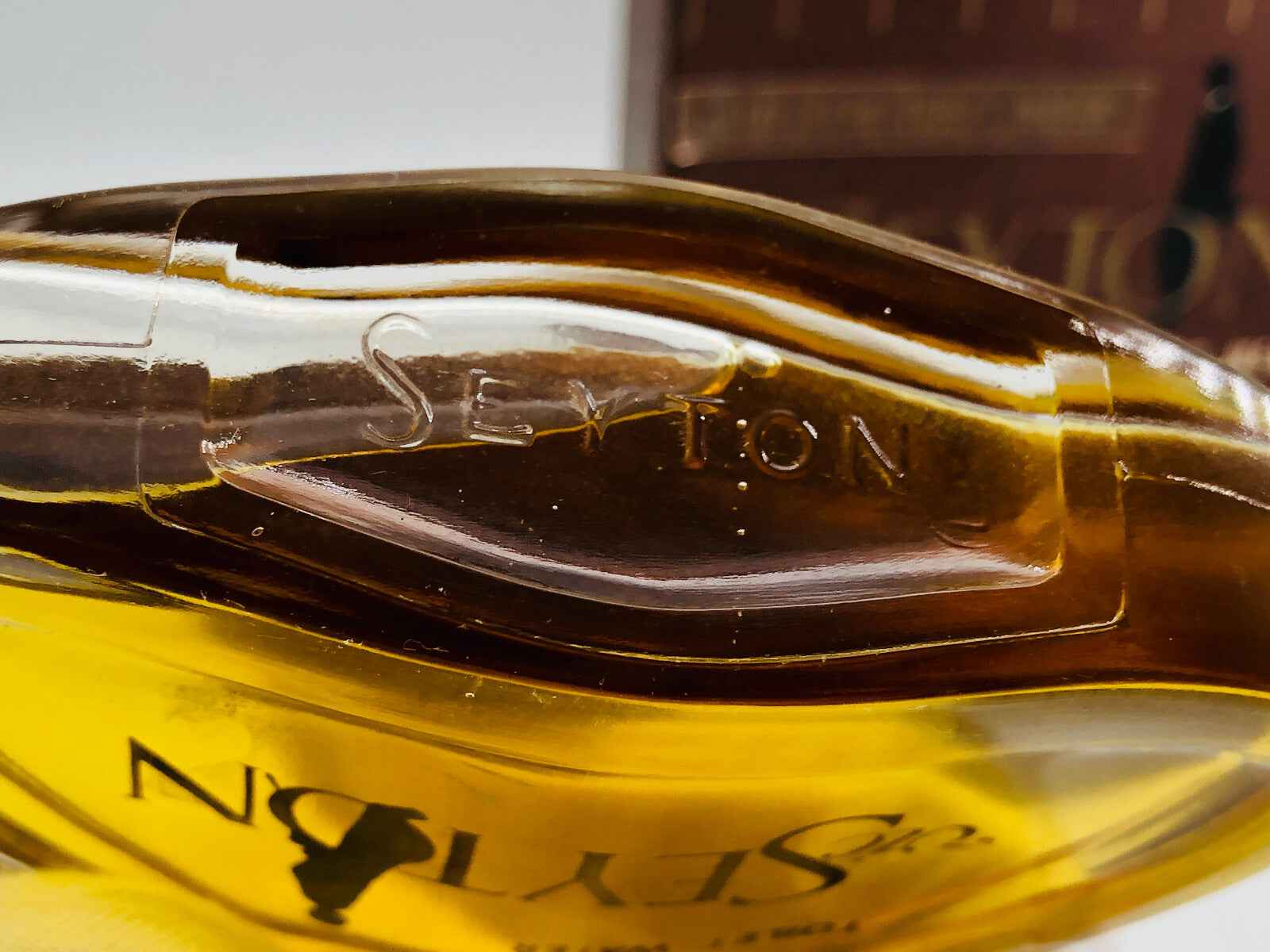 Bottiglia del Profumo Royal Fern di Vic Seyton con design elegante e dettagli raffinati