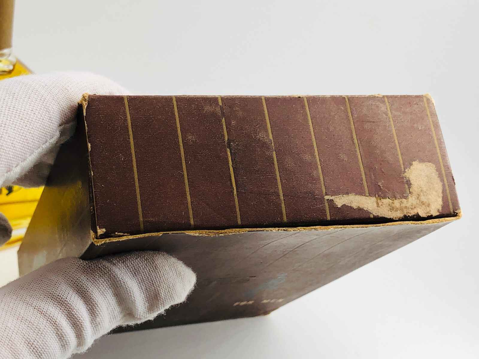 Scatola di Profumo Royal Fern mostra angolo danneggiato e design elegante in marrone