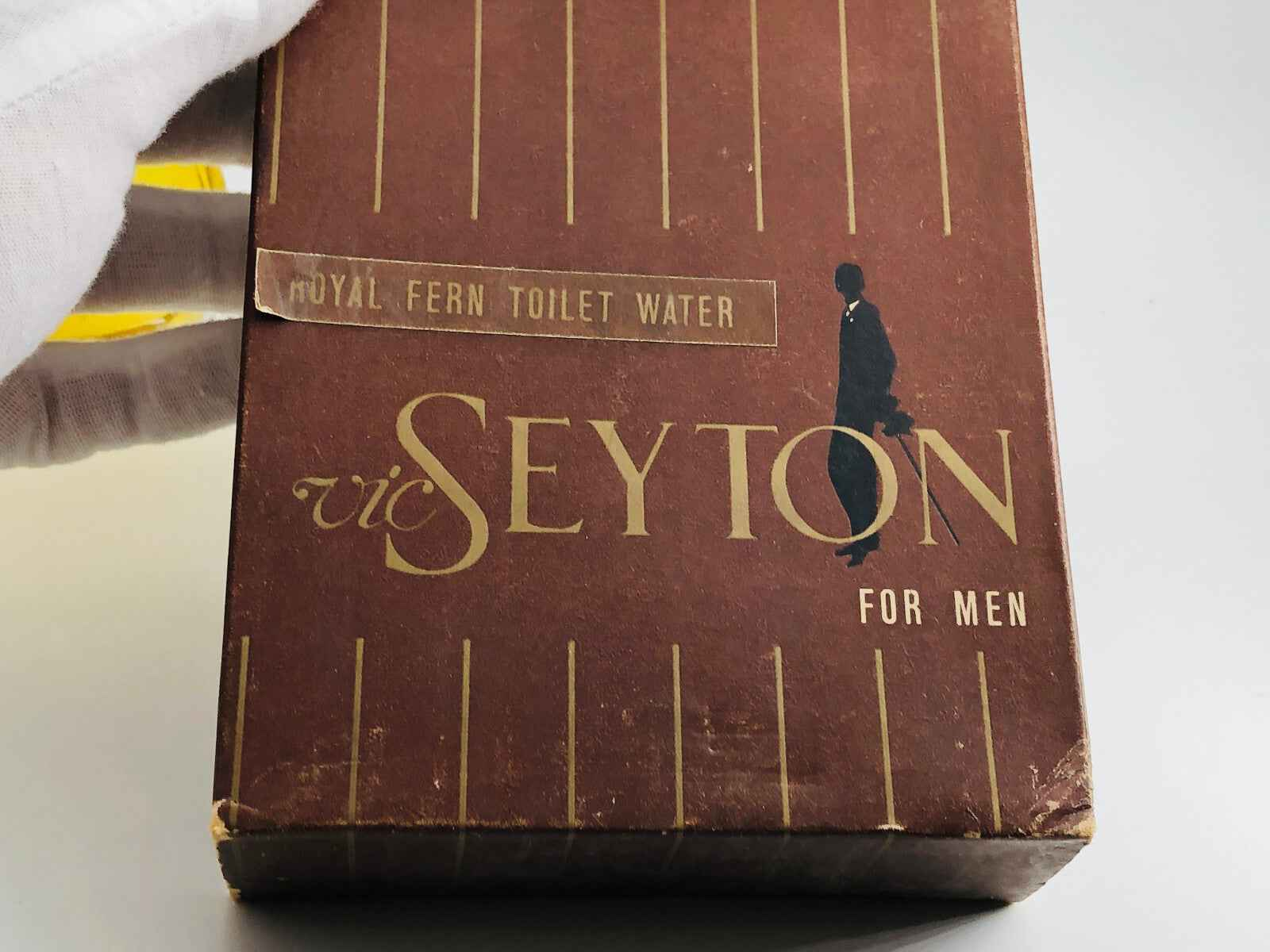 Scatola di profumo Royal Fern di Vic Seyton per uomini con design elegante e vintage