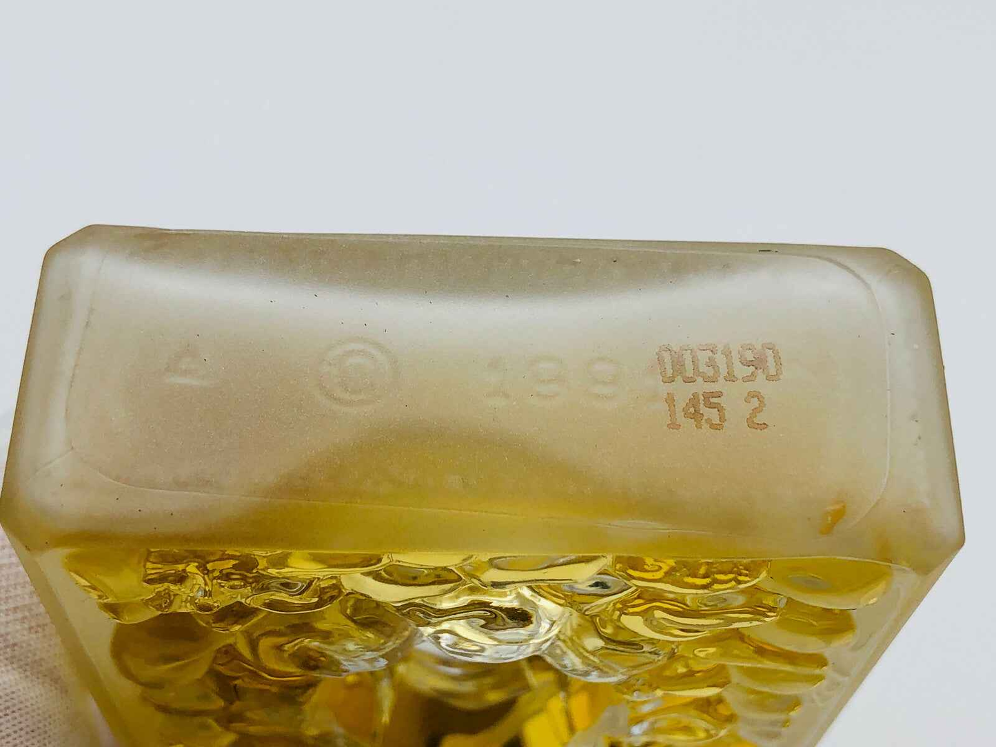 Base del flacone di profumo Salvador Dali con design unico e profumo dorato allinterno