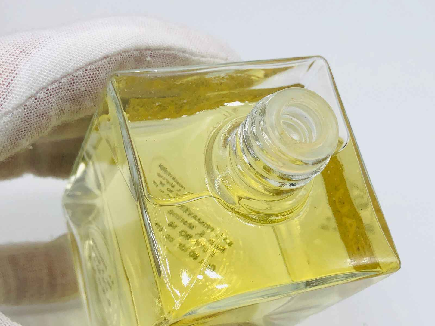Flacone di profumo Salvador Dali con tappo trasparente e liquido giallo all'interno