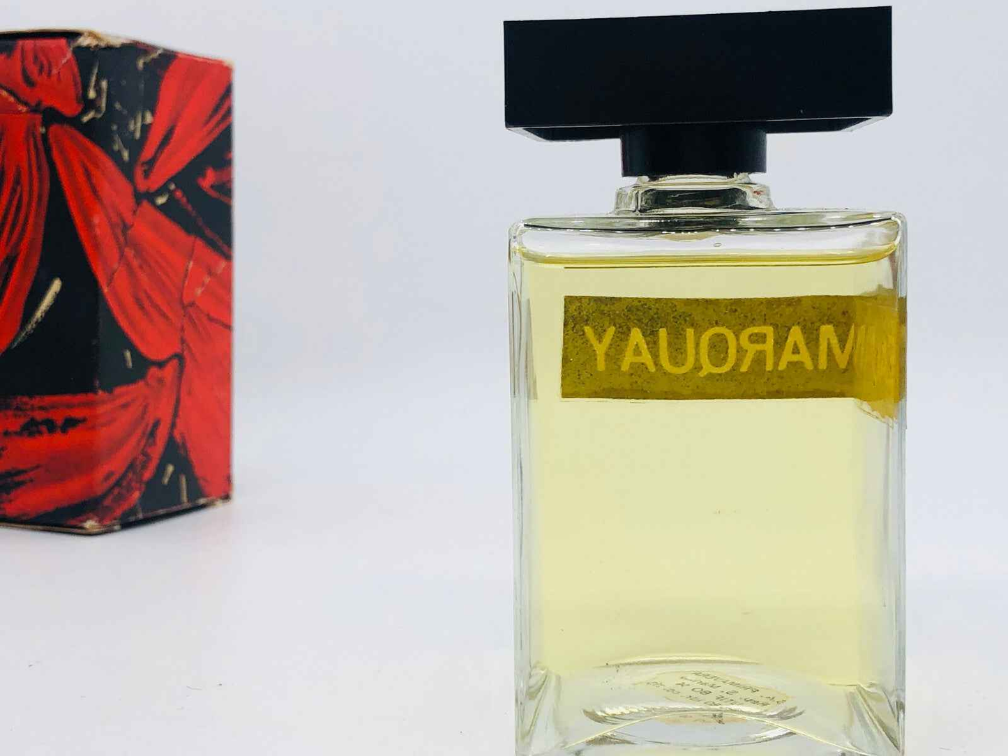 Flacone di profumo Salvador Dali con etichetta dorata e confezione artistica rossa