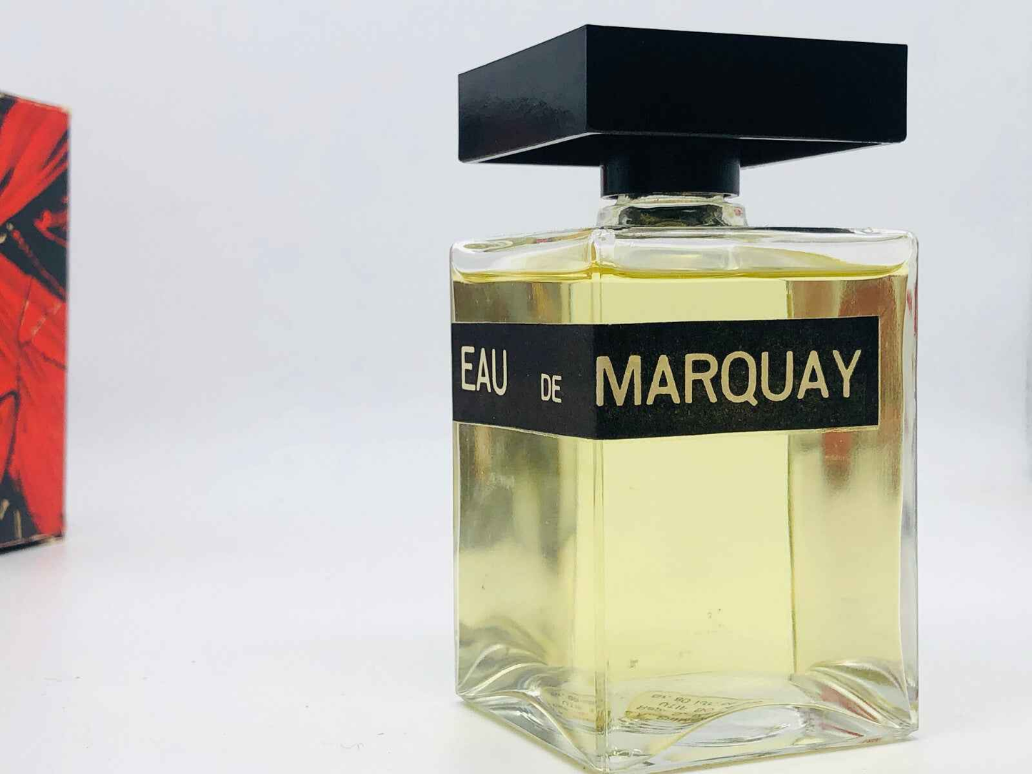 Flacone di profumo Salvador Dali Eau de Marquay con tappo nero elegante