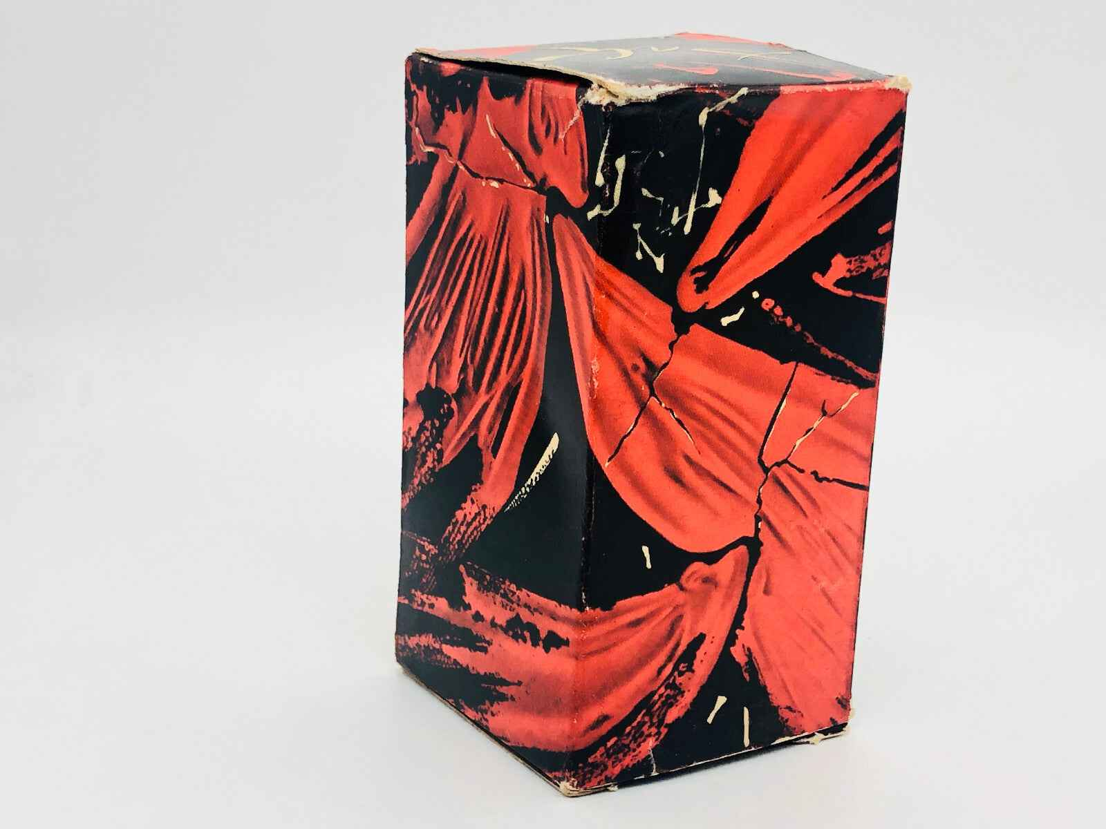 Scatola del profumo Salvador Dali con design vibrante in rosso e nero per un tocco artistico