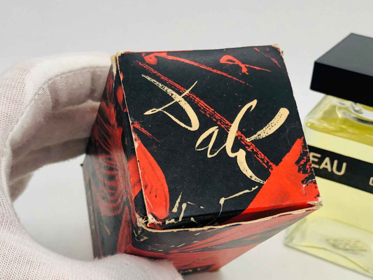 Confezione di profumo Salvador Dali con design artistico e nome in oro su sfondo rosso
