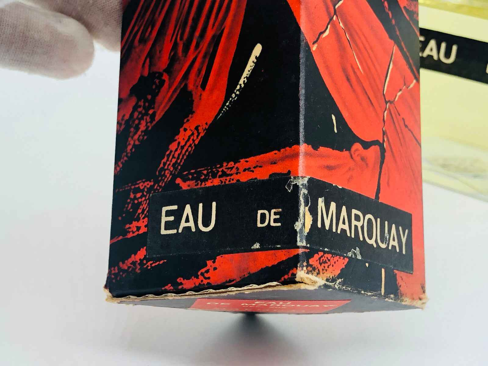 Scatola del profumo Salvador Dali con design artistico in rosso e nero
