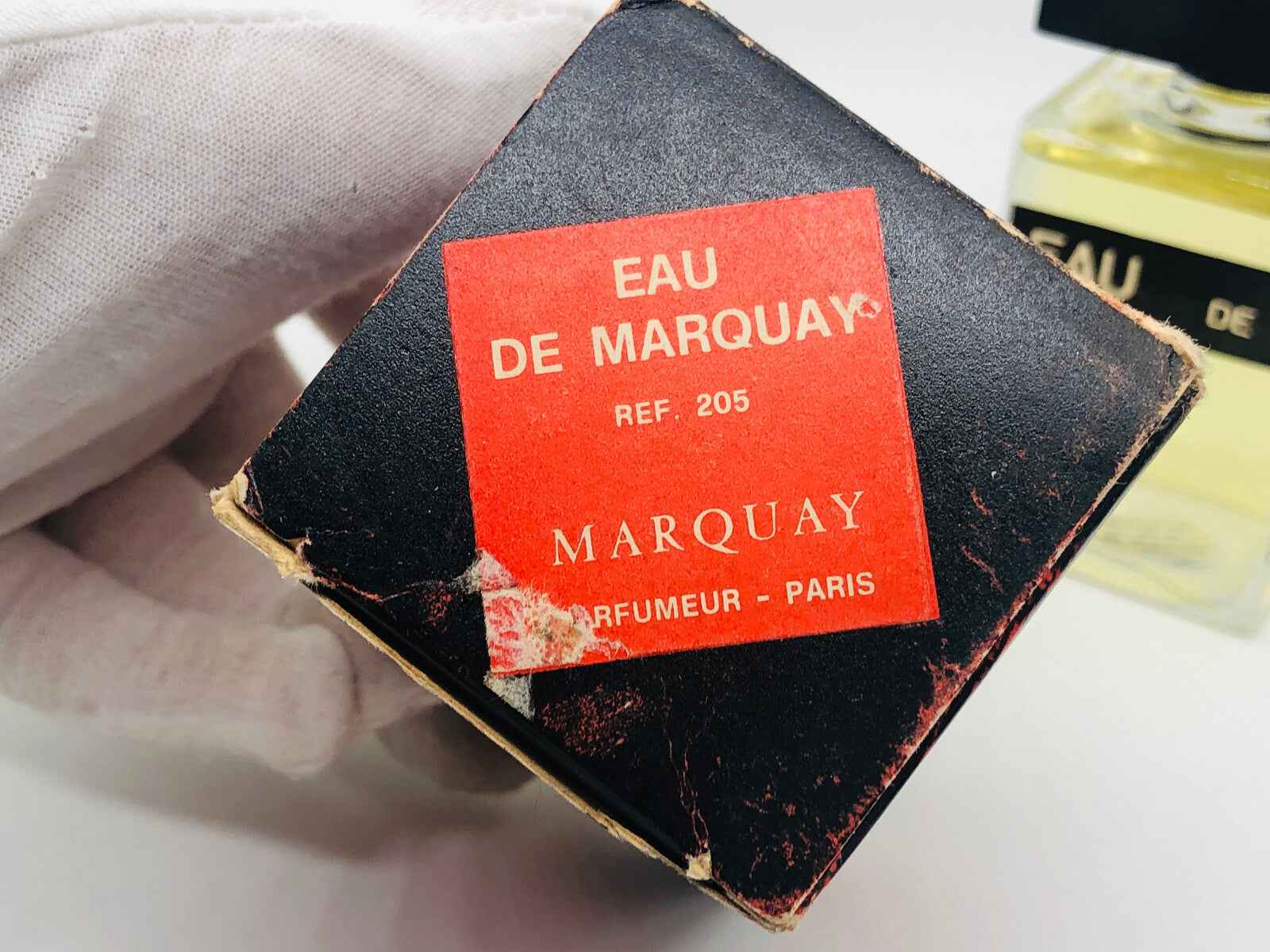Scatola del profumo Salvador Dali Eau de Marquay con etichetta rossa e design vintage