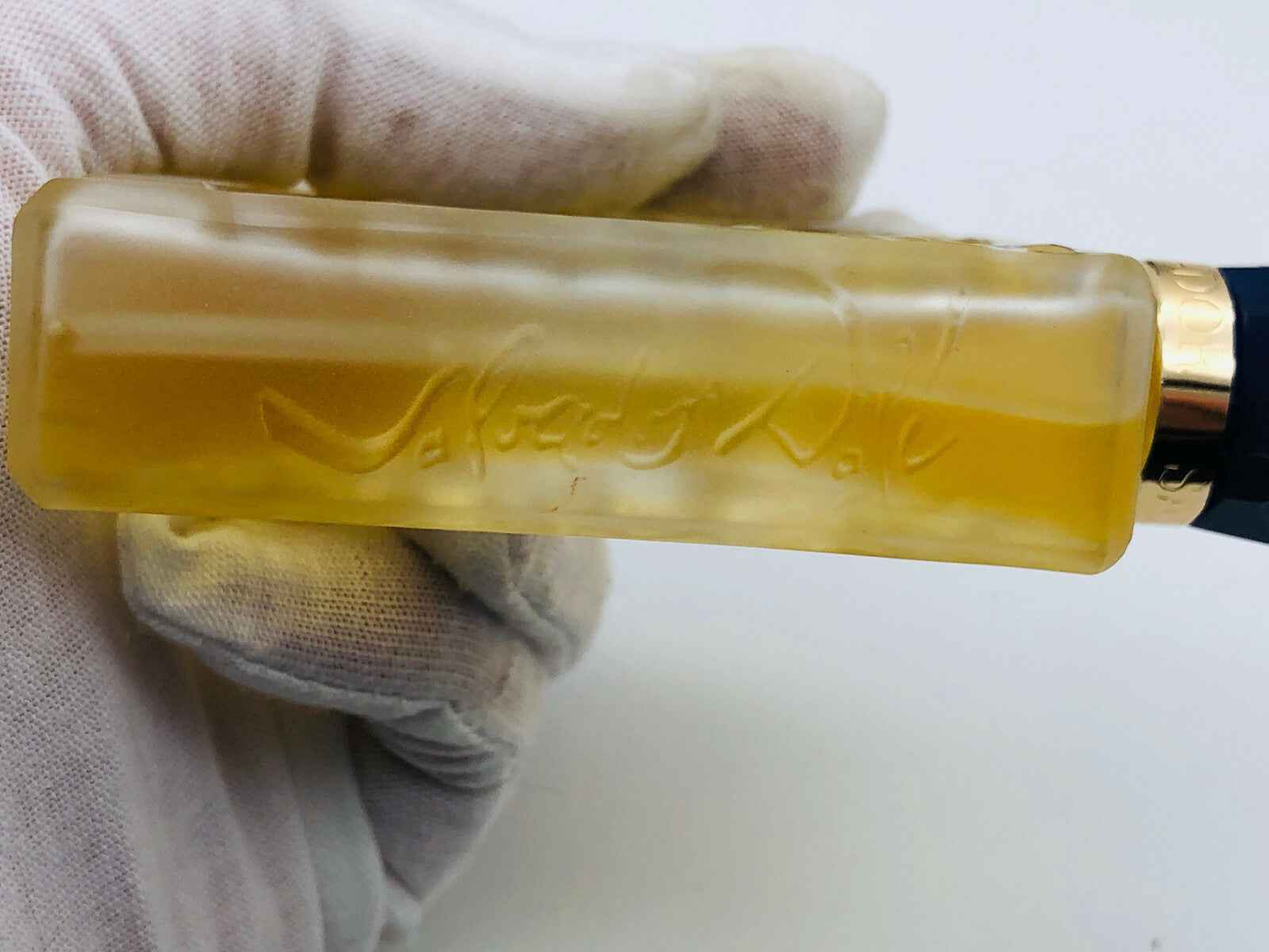 Flacone di Profumo Salvador Dali in vetro con tonalità dorata e dettagli eleganti
