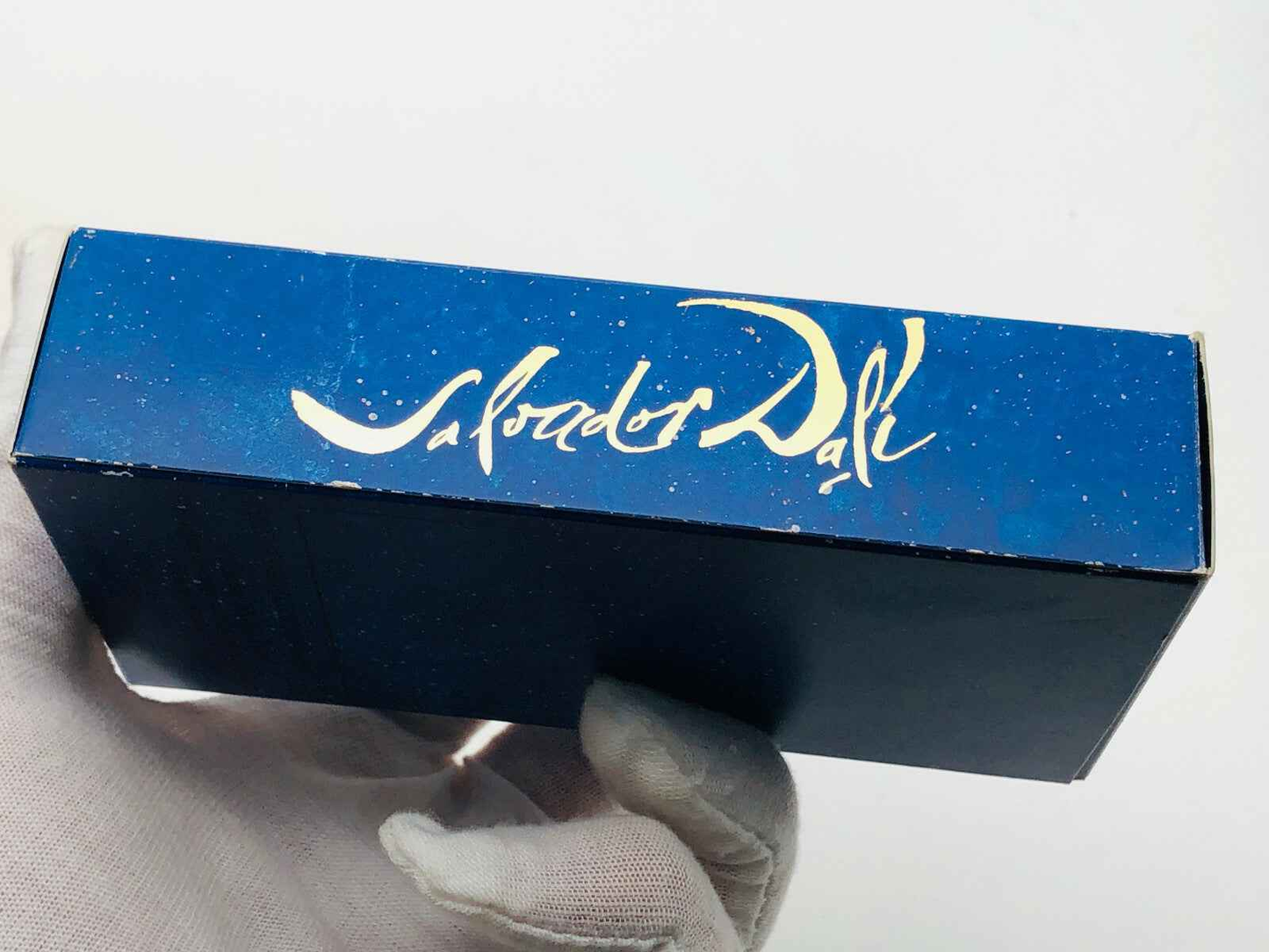 Scatola del profumo Salvador Dali con design elegante e firma distintiva del famoso artista