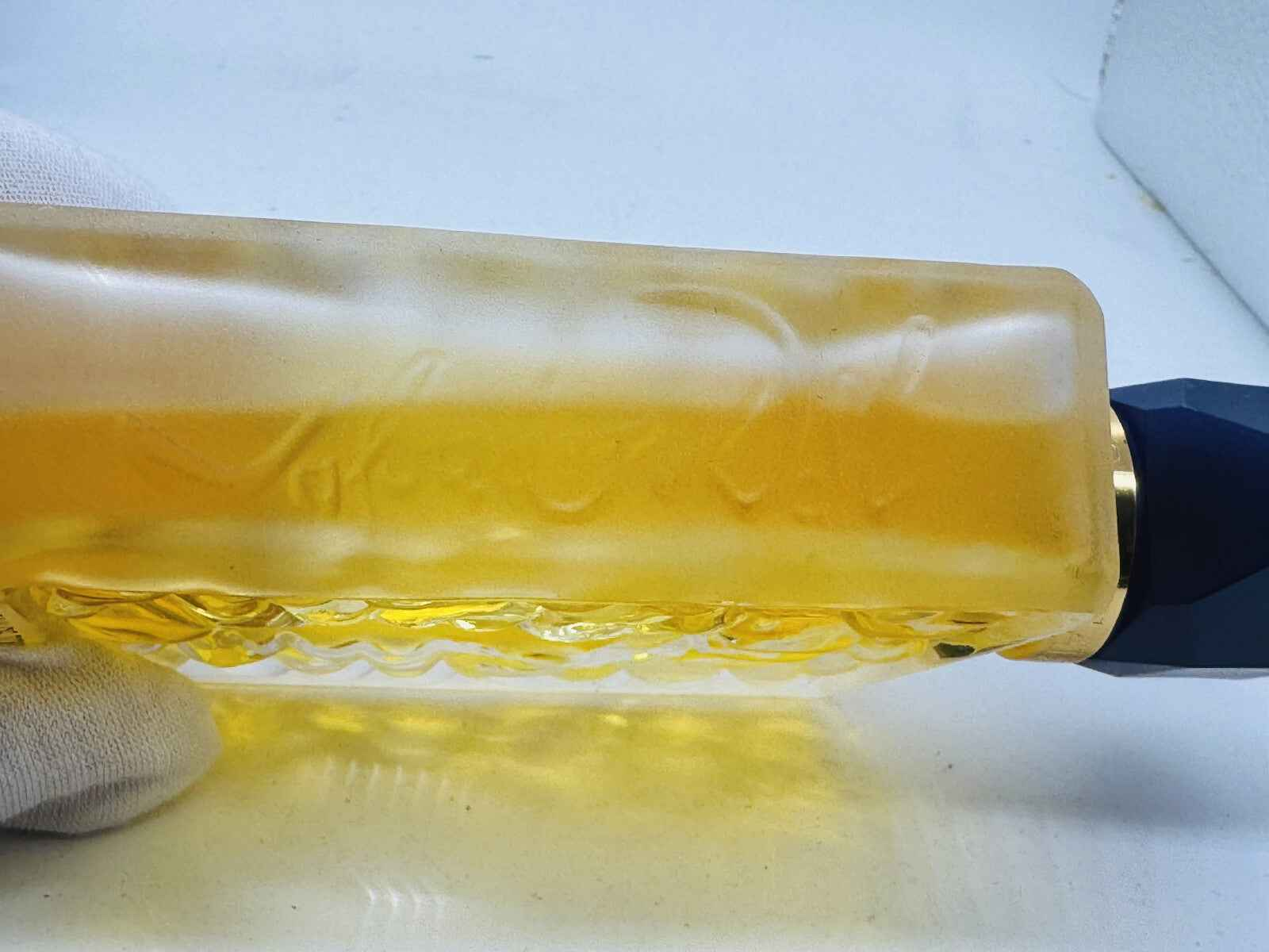 Flacone di profumo Salvador Dali Vintage con liquido di colore giallo dorato