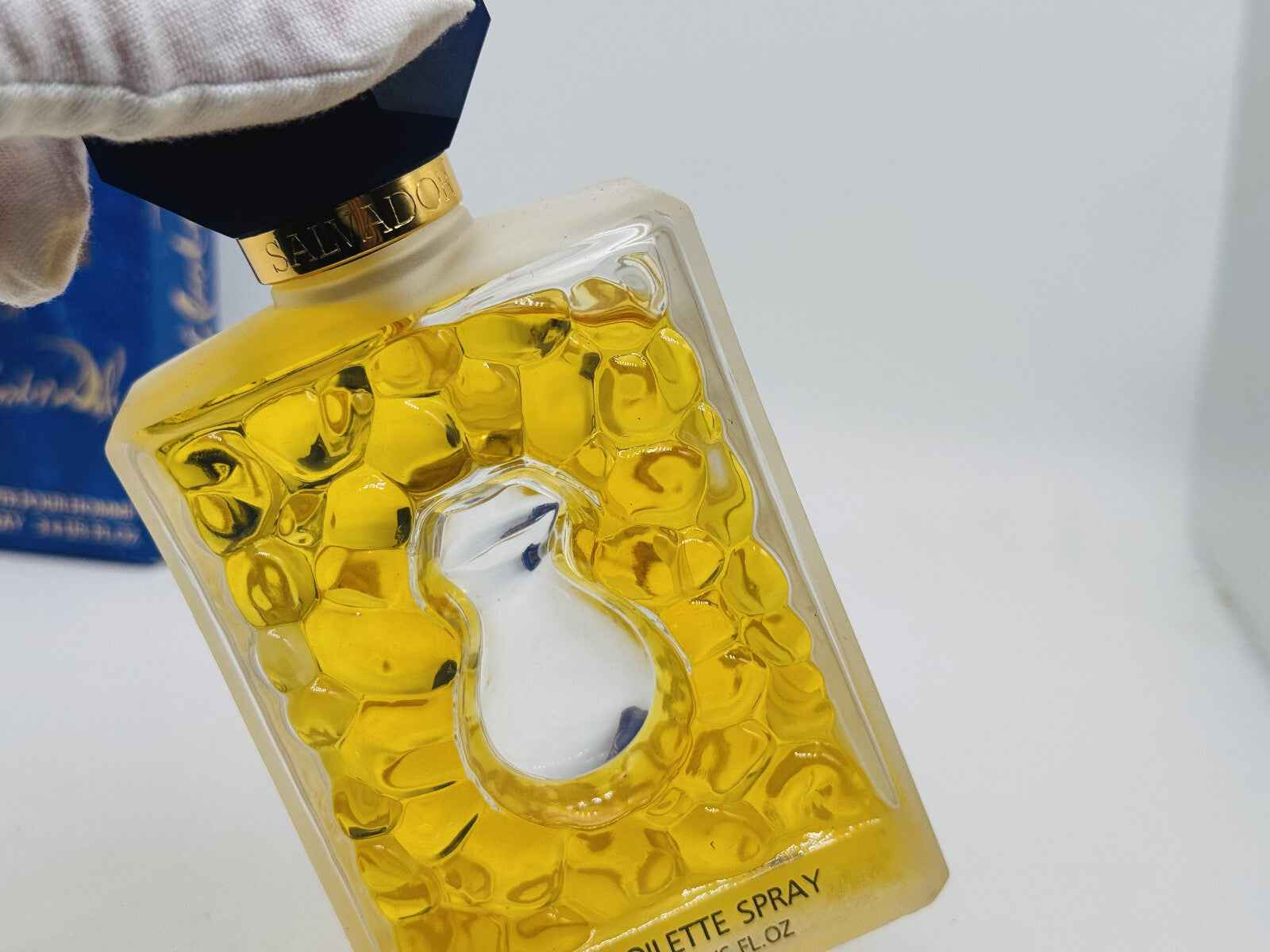 Flacone di profumo Salvador Dali Vintage con design unico e colore giallo brillante