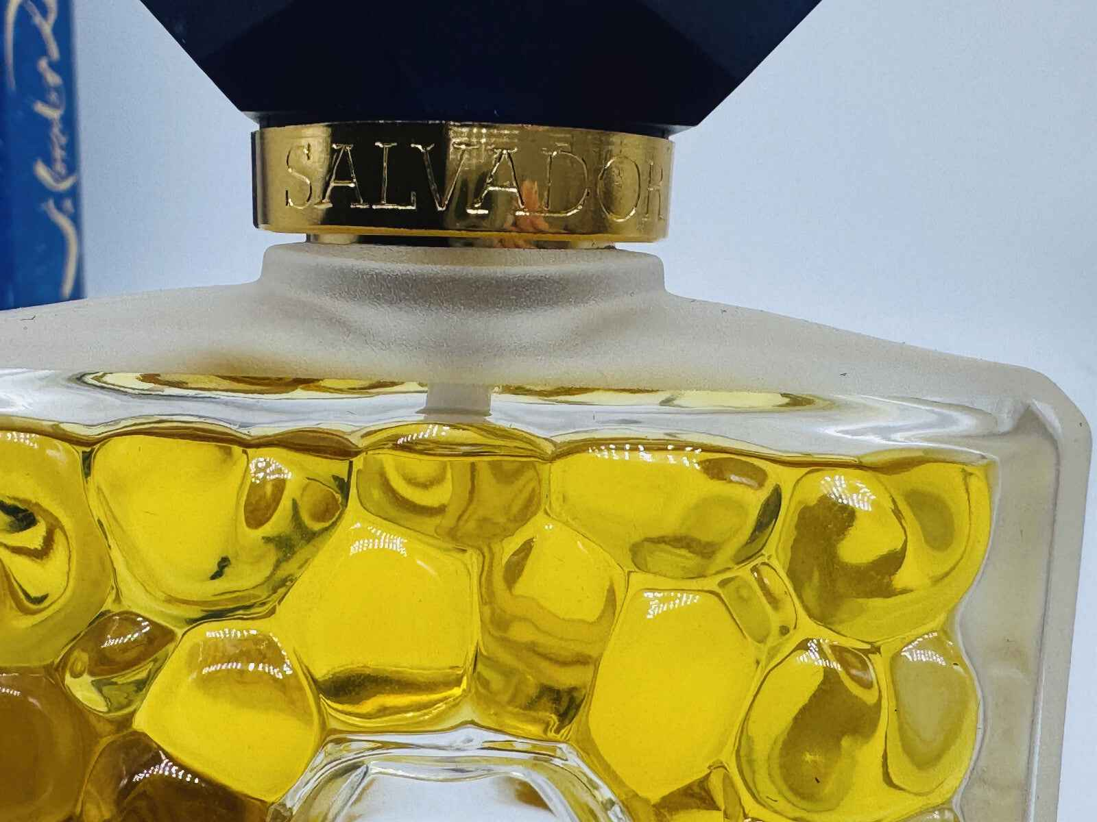 Bottiglia di profumo Salvador Dali Vintage con design elegante e liquido giallo brillante