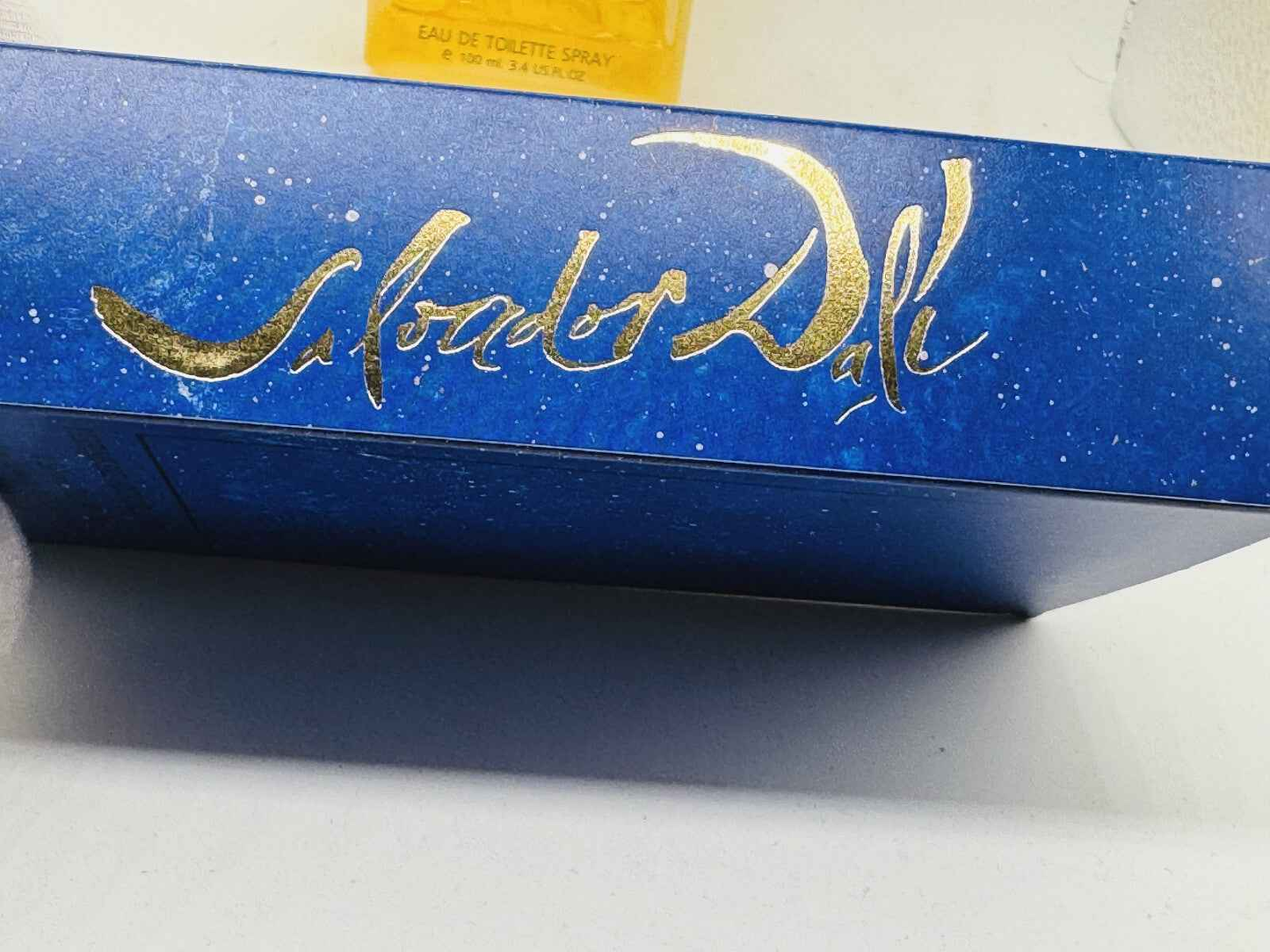 Scatola blu brillante del profumo Salvador Dali Vintage con scritta dorata sulla superficie
