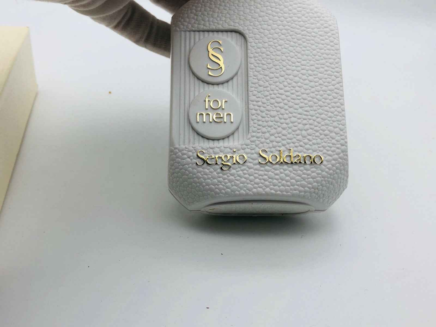 Flacone di profumo Sergio Soldano for men con finitura testurizzata e dettagli dorati