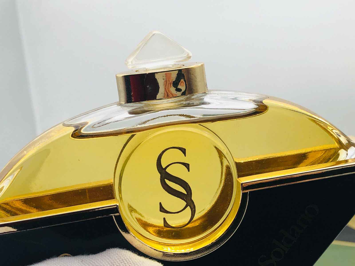 Flacone di profumo Soldano Atelier con design elegante e dettagli dorati