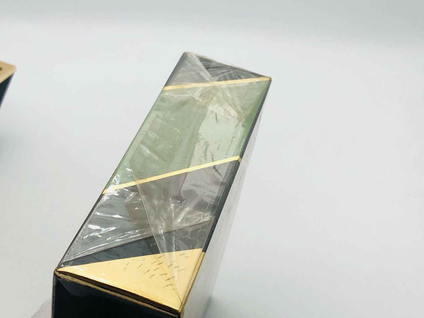 Scatola di Profumo Soldano Atelier con design elegante e finiture dorate, confezionata e pronta per essere regalata