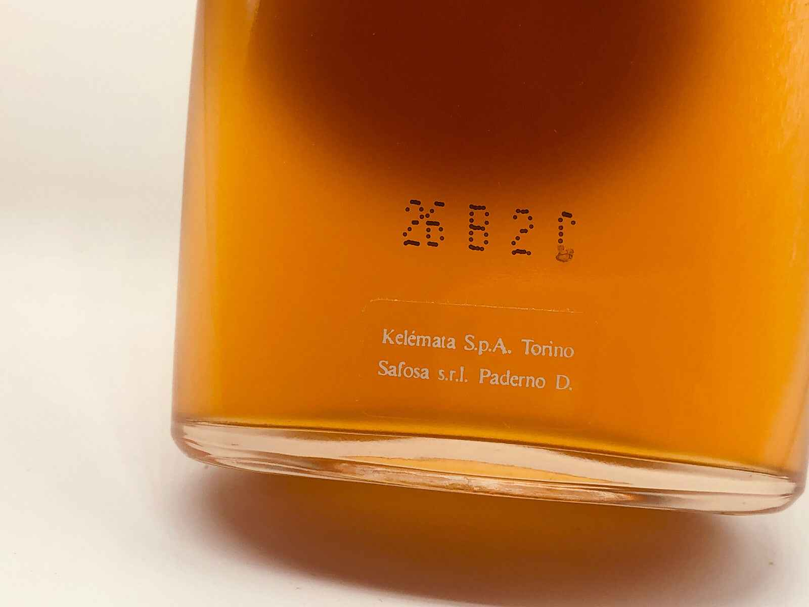 Bottiglia di profumo Tabacco Harar Vintage con etichetta elegante e liquido ambrato