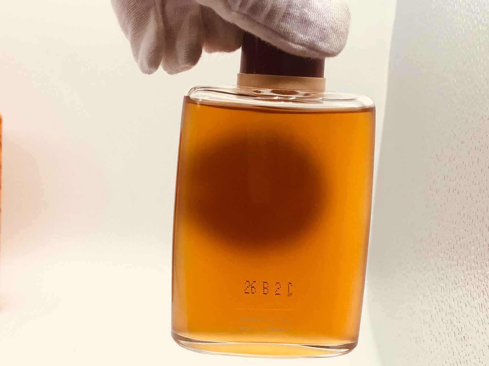 Profumo Tabacco Harar Vintage in flacone elegante con tonalità ambrata e tappo in legno